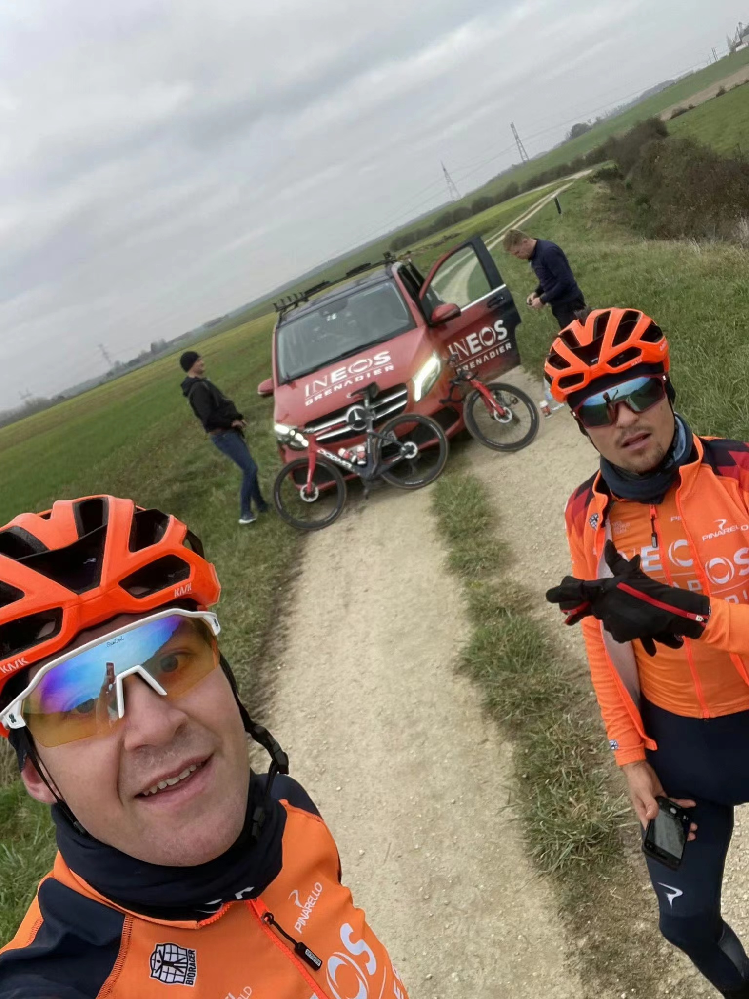 Ineos-atleten inspecteren nieuwe etappes ter voorbereiding op de Tour de France 2024